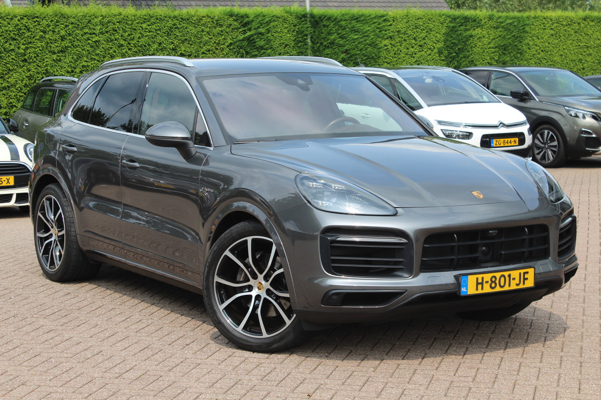 Porsche Cayenne 3.0 E-Hybrid / Trekhaak / 360Camera / Burmester / Sportdesign / Sportchrono / Softclose / 21'' / Luchtvering / Keyless / Stuurverwarming / Matrix LED / DAB Porsche Cayenne 3.0 E-Hybrid / Trekhaak / 360Camera / Burmester / Sportdesign / Sportchrono / Softclose / 21'' / Luchtvering / Keyless / Stuurverwarming / Matrix LED / DAB
