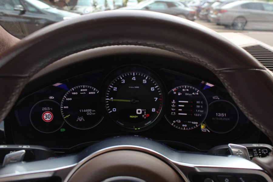 Porsche Cayenne 3.0 E-Hybrid / Trekhaak / 360Camera / Burmester / Sportdesign / Sportchrono / Softclose / 21'' / Luchtvering / Keyless / Stuurverwarming / Matrix LED / DAB