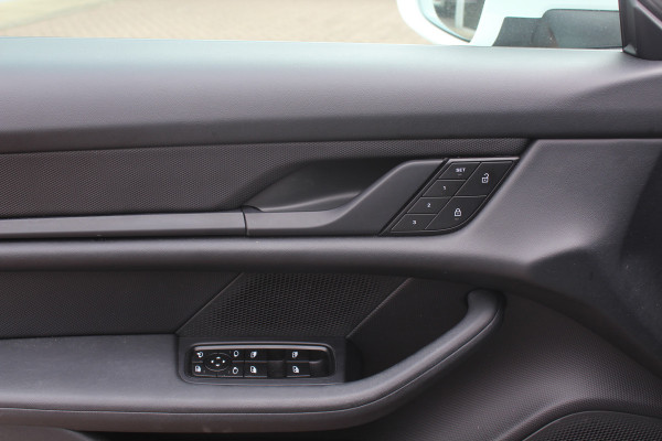 Porsche Taycan Performance 84 kWh / Panoramadak / 360Camera / Luchtvering / 20'' / Dodehoek / Stuurverwarming / Getint glas / Stoelverwarming / Warmtepomp