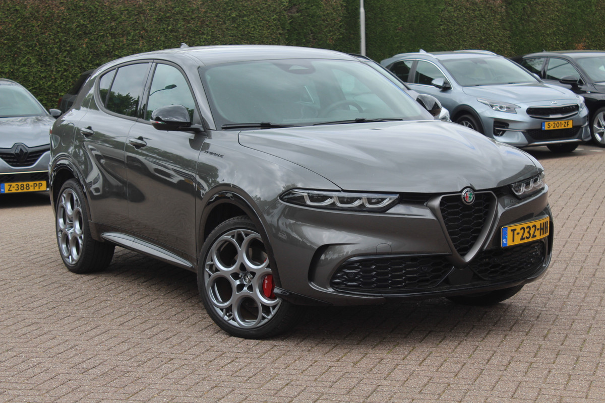 Alfa Romeo Tonale 1.3T PHEV Edizione Speciale / Trekhaak / Camera / Leder / Apple CarPlay / 20'' / Virtual Cockpit / Matrix LED / Keyless / DAB / ACC / Stuurverwarming Alfa Romeo Tonale 1.3T PHEV Edizione Speciale / Trekhaak / Camera / Leder / Apple CarPlay / 20'' / Virtual Cockpit / Matrix LED / Keyless / DAB / ACC / Stuurverwarming