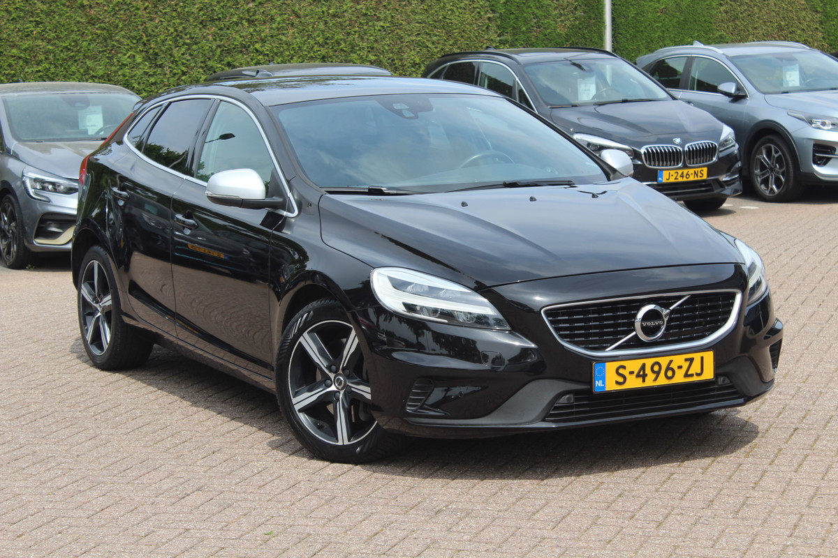 Volvo V40 1.5 T2 Inscription R-Design / Panoramadak / Camera / Leder / Keyless / 17'' / Navigatie / Stoelverwarming / Cruise Control Volvo V40 1.5 T2 Inscription R-Design / Panoramadak / Camera / Leder / Keyless / 17'' / Navigatie / Stoelverwarming / Cruise Control
