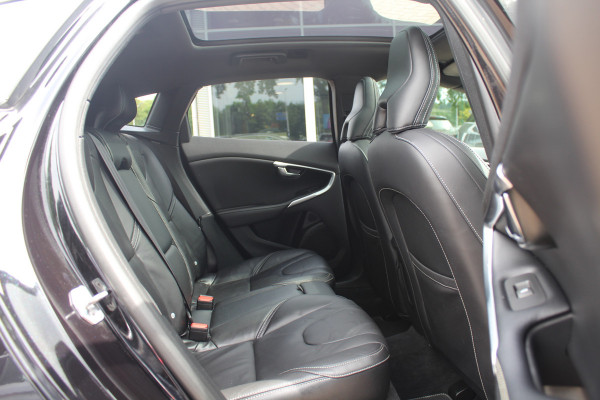 Volvo V40 1.5 T2 Inscription R-Design / Panoramadak / Camera / Leder / Keyless / 17'' / Navigatie / Stoelverwarming / Cruise Control