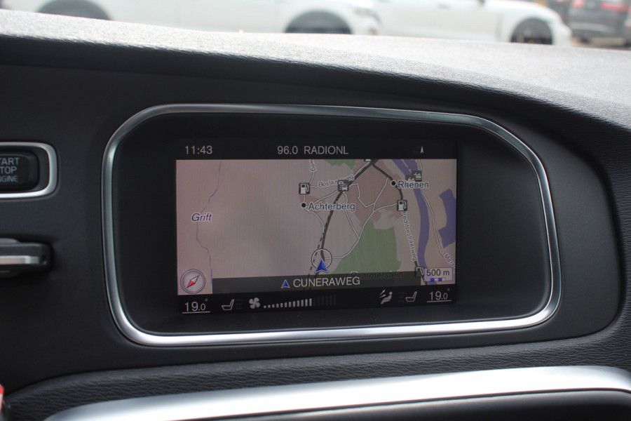Volvo V40 1.5 T2 Inscription R-Design / Panoramadak / Camera / Leder / Keyless / 17'' / Navigatie / Stoelverwarming / Cruise Control