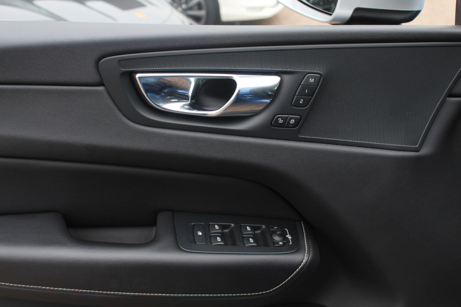 Volvo XC60 2.0 T4 R-Design / 360Camera / Leder&Alcantara / 20'' / Navigatie / Dodehoek / DAB / Cruise Control