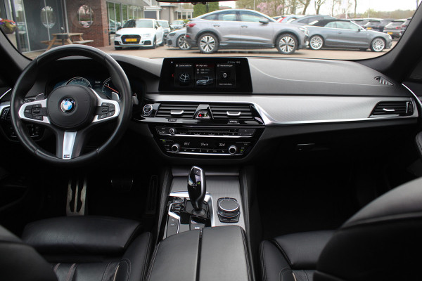 BMW 5 Serie Touring 520d High Exe. M Sport / Panoramadak / Camera / Head-up / 19'' / Leder / Navigatie / Stoelverwarming / Cruise Control