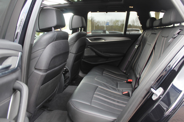 BMW 5 Serie Touring 520d High Exe. M Sport / Panoramadak / Camera / Head-up / 19'' / Leder / Navigatie / Stoelverwarming / Cruise Control