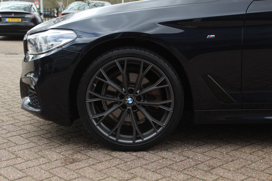 BMW 5 Serie Touring 520d High Exe. M Sport / Panoramadak / Camera / Head-up / 19'' / Leder / Navigatie / Stoelverwarming / Cruise Control