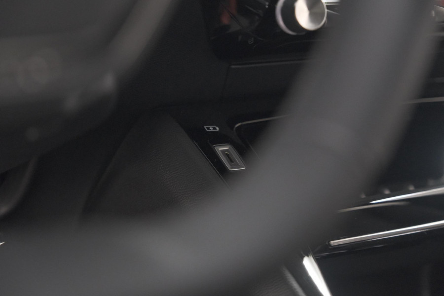 Peugeot e-208 EV Allure 50 kWh | 3 Fase Laadfunctie | Parkeersensoren | Apple Carplay