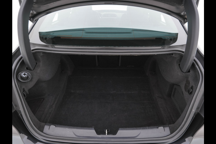 Jaguar XE 2.0 D R-Sport-Pack Aut. *LEATHER-MICROFIBRE | BI-XENON | NAVI-FULLMAP | MERIDIAN-SOUND | HEATED-SPORTSEATS | CAMERA | ECC | KEYLESS | PDC | SHIFT-PADDLES | LANE-ASSIST | CRUISE | 17''ALU*