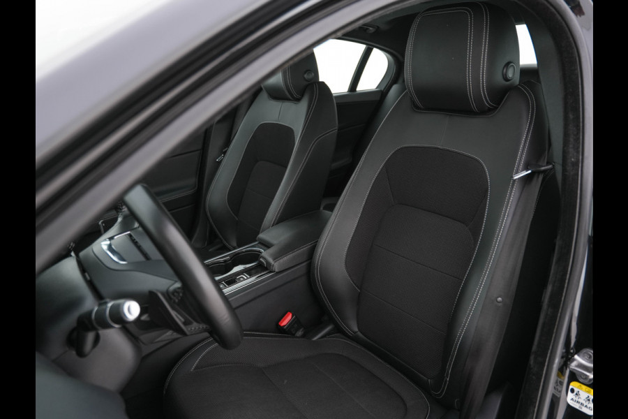 Jaguar XE 2.0 D R-Sport-Pack Aut. *LEATHER-MICROFIBRE | BI-XENON | NAVI-FULLMAP | MERIDIAN-SOUND | HEATED-SPORTSEATS | CAMERA | ECC | KEYLESS | PDC | SHIFT-PADDLES | LANE-ASSIST | CRUISE | 17''ALU*