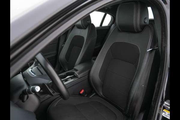 Jaguar XE 2.0 D R-Sport-Pack Aut. *LEATHER-MICROFIBRE | BI-XENON | NAVI-FULLMAP | MERIDIAN-SOUND | HEATED-SPORTSEATS | CAMERA | ECC | KEYLESS | PDC | SHIFT-PADDLES | LANE-ASSIST | CRUISE | 17''ALU*
