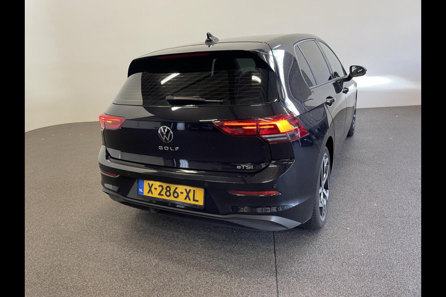 Volkswagen Golf 1.5 eTSI Life DSG-7 Aut Trekhaak Navigatie Apple Carplay/ Android Auto Camera Parkeersensoren Adaptive Cruise Control Stuur- en stoelverwarming Virtual Cockpit Lichtmetalen velgen Sfeerverlichting Climate Control