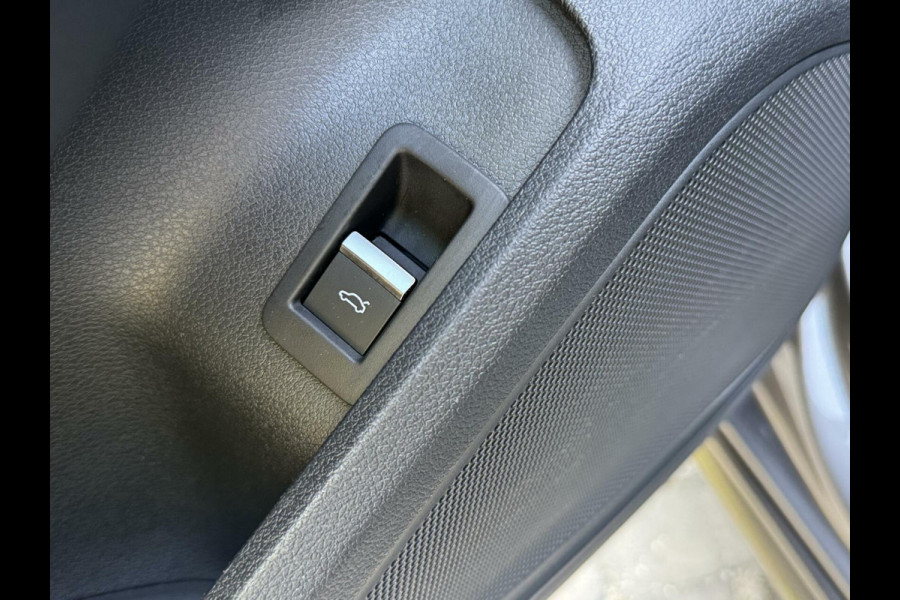 Audi A4 Avant 35 TFSI S edition Automaat | Navigatiesysteem | Climate control | Cruise control | Draadloze telefoonlader | 18 inch licht
