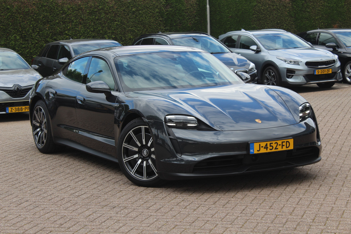 Porsche Taycan 4S Performance 84 kWh / SoH 90% / Panoramadak / Camera / Luchtvering / Achterasbesturing / 20'' / Bose / Sportchrono / ACC / Stuurverwarming / Warmtepomp / DAB / Stoelverwarming Porsche Taycan 4S Performance 84 kWh / SoH 90% / Panoramadak / Camera / Luchtvering / Achterasbesturing / 20'' / Bose / Sportchrono / ACC / Stuurverwarming / Warmtepomp / DAB / Stoelverwarming