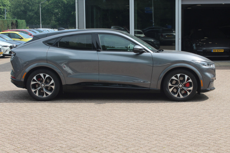 Ford Mustang Mach-E Extended First Edition AWD 98 kWh / Panoramadak / Camera / Leder / 19'' / B&O / Keyless / DAB / Dodehoek / ACC / Navigatie / Sfeerverlichting / Stoelverwarming