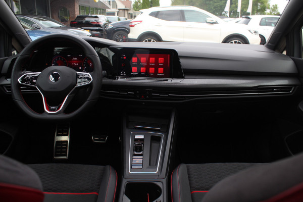 Volkswagen Golf 2.0 TSI GTI Clubsport / Panoramadak / Camera / Head-up / 19'' / IQ Lights / Keyless / Dodehoek / DAB / Stoelverwarming / ACC