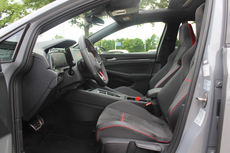 Volkswagen Golf 2.0 TSI GTI Clubsport / Panoramadak / Camera / Head-up / 19'' / IQ Lights / Keyless / Dodehoek / DAB / Stoelverwarming / ACC