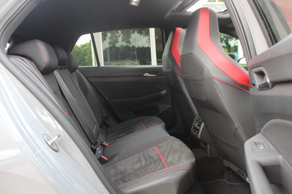 Volkswagen Golf 2.0 TSI GTI Clubsport / Panoramadak / Camera / Head-up / 19'' / IQ Lights / Keyless / Dodehoek / DAB / Stoelverwarming / ACC