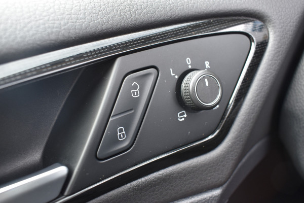 Volkswagen GOLF Variant 1.5 TSI Highline Business R-Line Automaat / Adap. Cruise / Sportstoelen / Parkeersensoren v+a / Navi