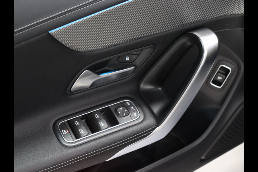 Mercedes-Benz CLA-Klasse 180 Business Solution Luxury [SCHUIFKANTELDAK, SFEERVERLICHTING, CAMERA, WIDESCREEN, VOL LEDER, STOELVERWARMING, PDC V+A, CRUISE, CLIMATE, NIEUWSTAAT]