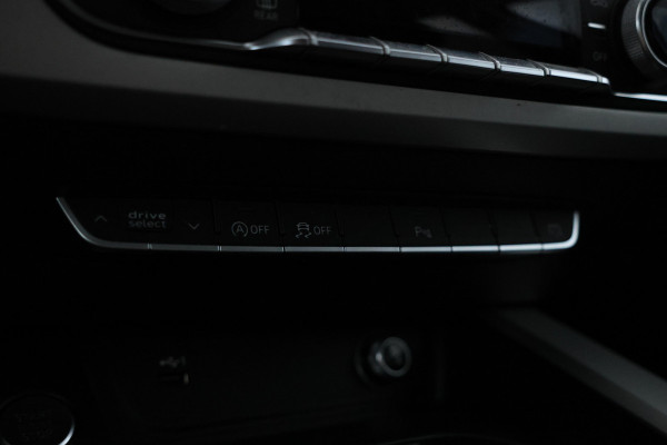 Audi A4 Limousine 35 TFSI Launch edition Sport Automaat, Navigatie, Sportstoelen, 19 inch!