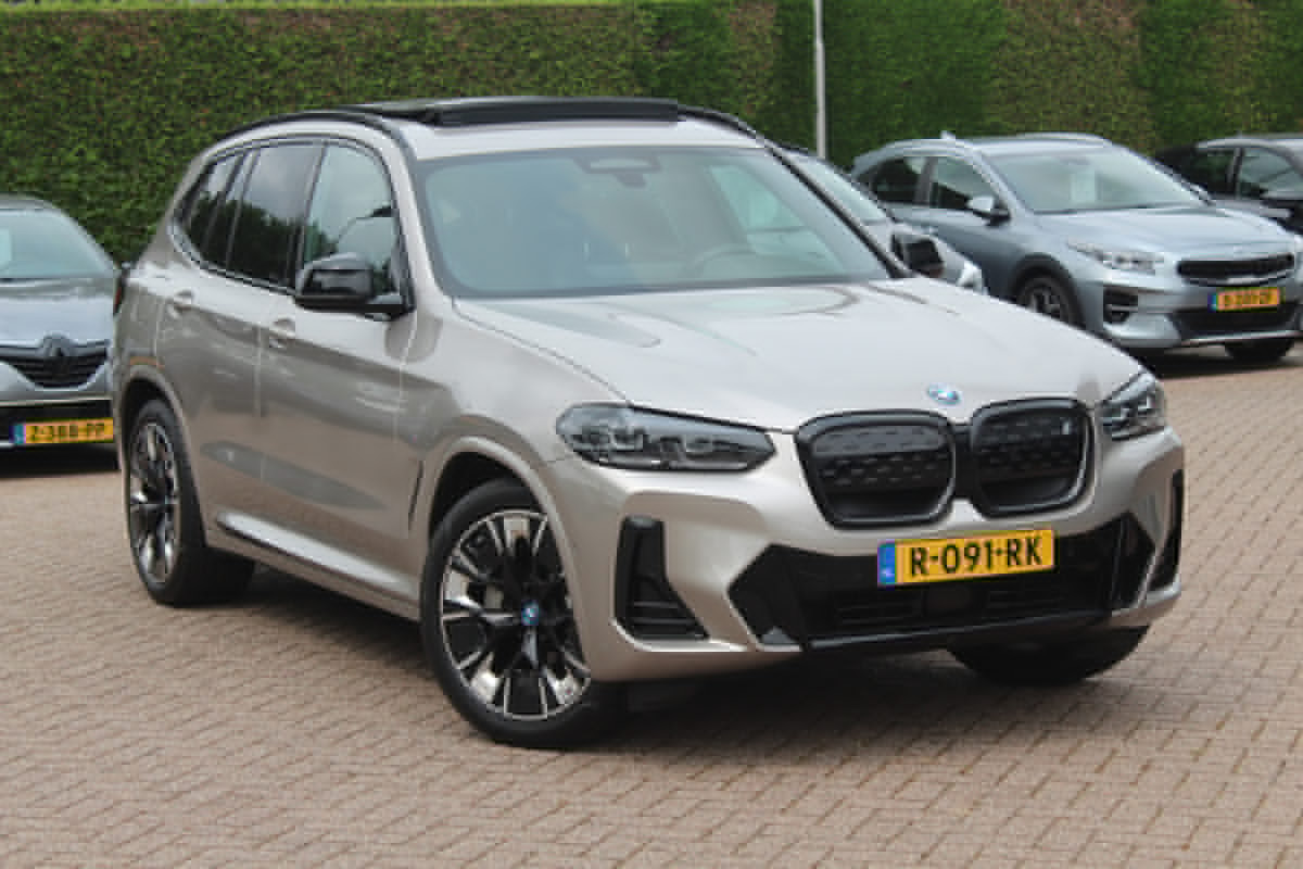 BMW iX3 Exe. M Sport 80 kWh / SoH 99% / Trekhaak / Panoramadak / Camera / Leder / 20'' / DAB / Sfeerverlichting / Stoelverwarming / Cruise Control BMW iX3 Exe. M Sport 80 kWh / SoH 99% / Trekhaak / Panoramadak / Camera / Leder / 20'' / DAB / Sfeerverlichting / Stoelverwarming / Cruise Control