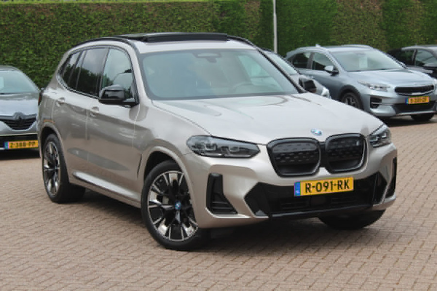 BMW iX3 Exe. M Sport 80 kWh / SoH 99% / Trekhaak / Panoramadak / Camera / Leder / 20'' / DAB / Sfeerverlichting / Stoelverwarming / Cruise Control