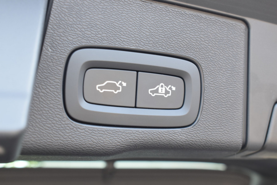 Volvo XC60 T6 350PK Plug-in hybrid AWD Ultimate Dark | B&W | HUD | Trekhaak | ACC | 360 Camera | Glazen dak | 20 "LMV