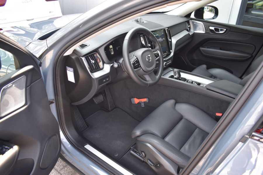 Volvo XC60 T6 350PK Plug-in hybrid AWD Ultimate Dark | B&W | HUD | Trekhaak | ACC | 360 Camera | Glazen dak | 20 "LMV