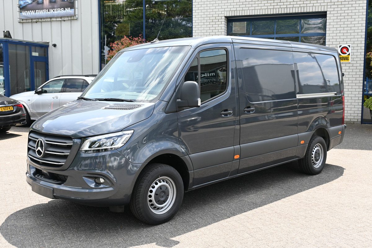 Mercedes-Benz Sprinter 319 CDI L2H1 Vele opties 3500 kg Trekhaak, Luchtvering, Distronic, 2 Schuifdeuren, LED Mercedes-Benz Sprinter 319 CDI L2H1 Vele opties 3500 kg Trekhaak, Luchtvering, Distronic, 2 Schuifdeuren, LED
