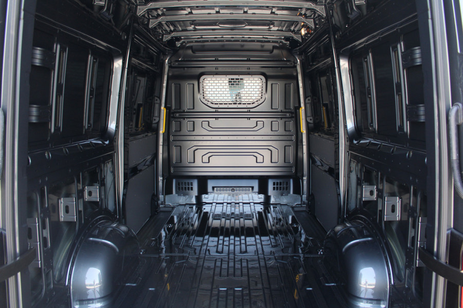 Volkswagen Crafter 35 2.0 TDI L3H3 177pk - Facelift - 2x Schuifdeur - Navigatie - LED - Geveerde stoel - Virtual cockpit - Camera - Trekhaak - Stoe