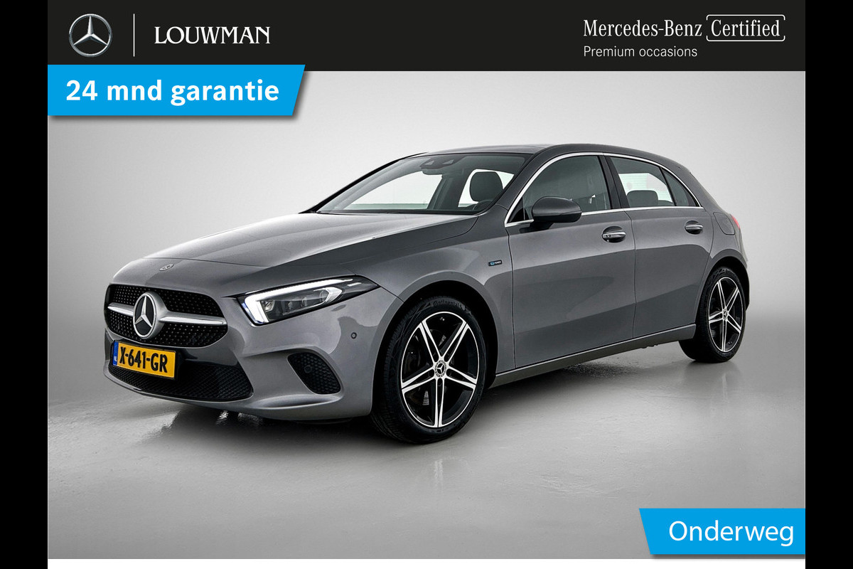 Mercedes-Benz A-Klasse 250 e Premium Plus | Panoramadak | 5 spaaks lichtmetalen velgen | Wide screen | Navigatie | Parking support | Inclusief 24 maanden Mercedes-Benz Certified garantie voor Europa. Mercedes-Benz A-Klasse 250 e Premium Plus | Panoramadak | 5 spaaks lichtmetalen velgen | Wide screen | Navigatie | Parking support | Inclusief 24 maanden Mercedes-Benz Certified garantie voor Europa.