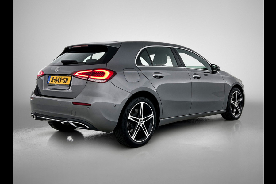Mercedes-Benz A-Klasse 250 e Premium Plus | Panoramadak | 5 spaaks lichtmetalen velgen | Wide screen | Navigatie | Parking support | Inclusief 24 maanden Mercedes-Benz Certified garantie voor Europa.