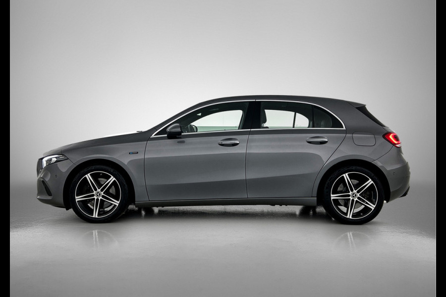 Mercedes-Benz A-Klasse 250 e Premium Plus | Panoramadak | 5 spaaks lichtmetalen velgen | Wide screen | Navigatie | Parking support | Inclusief 24 maanden Mercedes-Benz Certified garantie voor Europa.