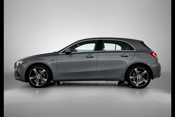 Mercedes-Benz A-Klasse 250 e Premium Plus | Panoramadak | 5 spaaks lichtmetalen velgen | Wide screen | Navigatie | Parking support | Inclusief 24 maanden Mercedes-Benz Certified garantie voor Europa.