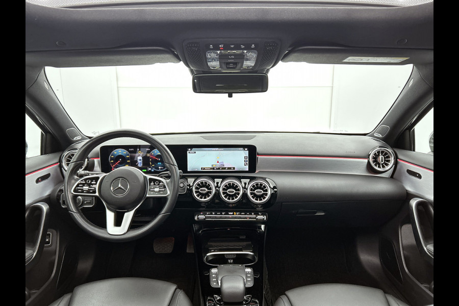 Mercedes-Benz A-Klasse 250 e Premium Plus | Panoramadak | 5 spaaks lichtmetalen velgen | Wide screen | Navigatie | Parking support | Inclusief 24 maanden Mercedes-Benz Certified garantie voor Europa.