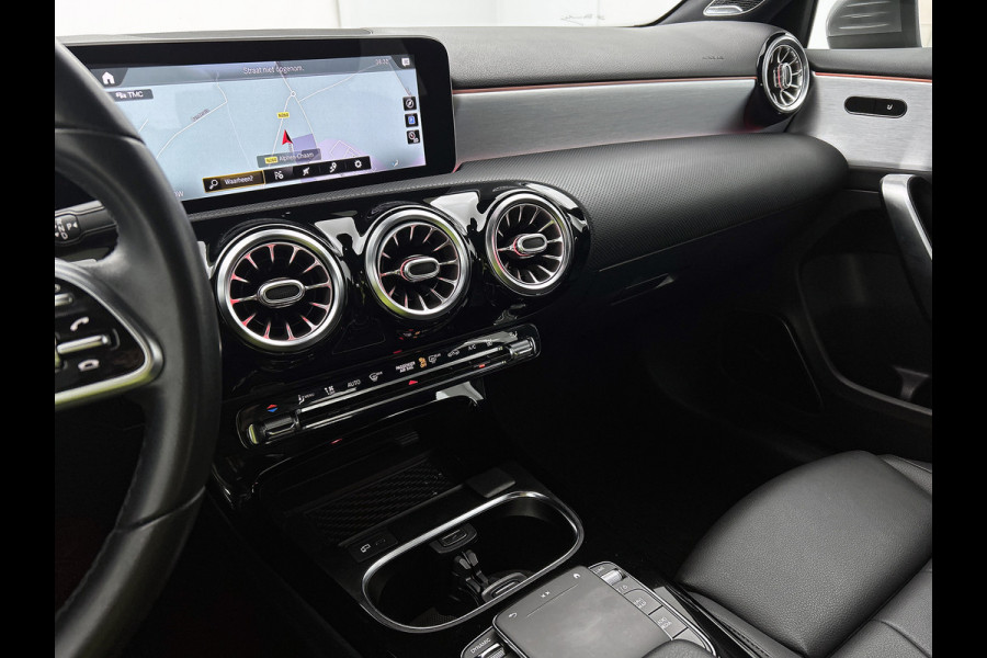 Mercedes-Benz A-Klasse 250 e Premium Plus | Panoramadak | 5 spaaks lichtmetalen velgen | Wide screen | Navigatie | Parking support | Inclusief 24 maanden Mercedes-Benz Certified garantie voor Europa.