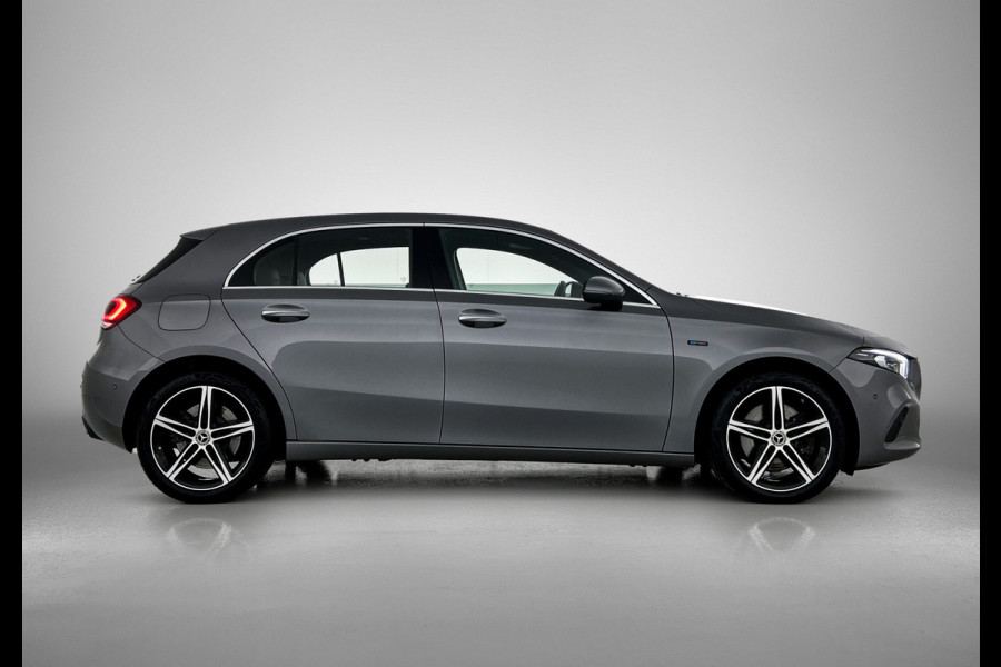 Mercedes-Benz A-Klasse 250 e Premium Plus | Panoramadak | 5 spaaks lichtmetalen velgen | Wide screen | Navigatie | Parking support | Inclusief 24 maanden Mercedes-Benz Certified garantie voor Europa.