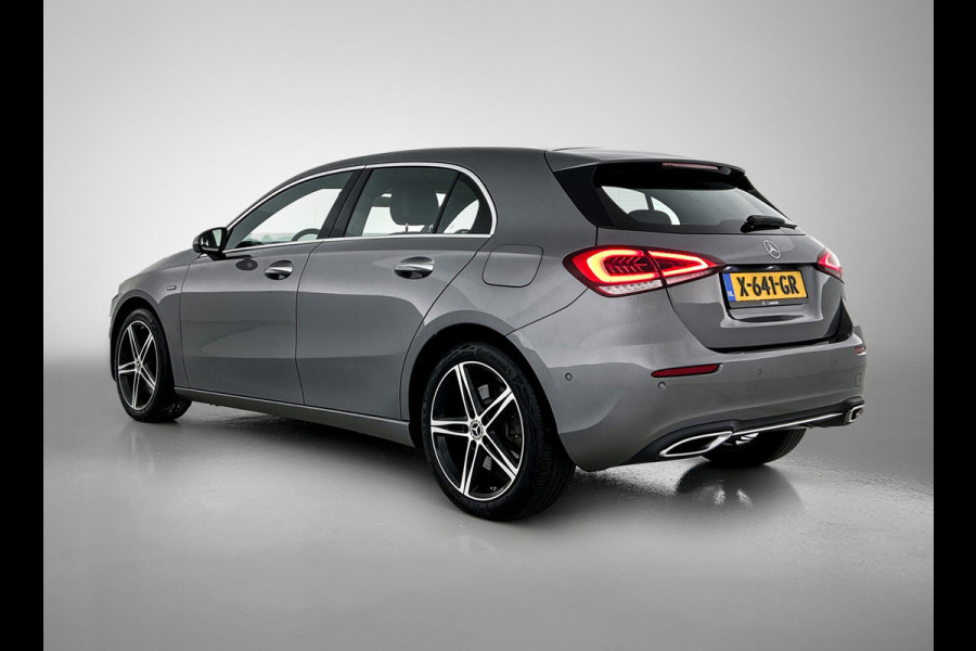 Mercedes-Benz A-Klasse 250 e Premium Plus | Panoramadak | 5 spaaks lichtmetalen velgen | Wide screen | Navigatie | Parking support | Inclusief 24 maanden Mercedes-Benz Certified garantie voor Europa.