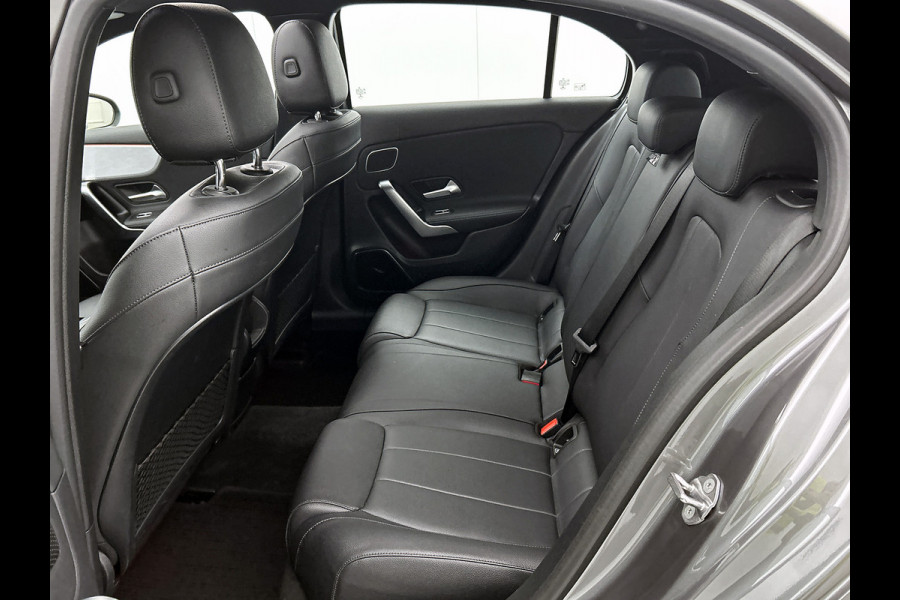 Mercedes-Benz A-Klasse 250 e Premium Plus | Panoramadak | 5 spaaks lichtmetalen velgen | Wide screen | Navigatie | Parking support | Inclusief 24 maanden Mercedes-Benz Certified garantie voor Europa.