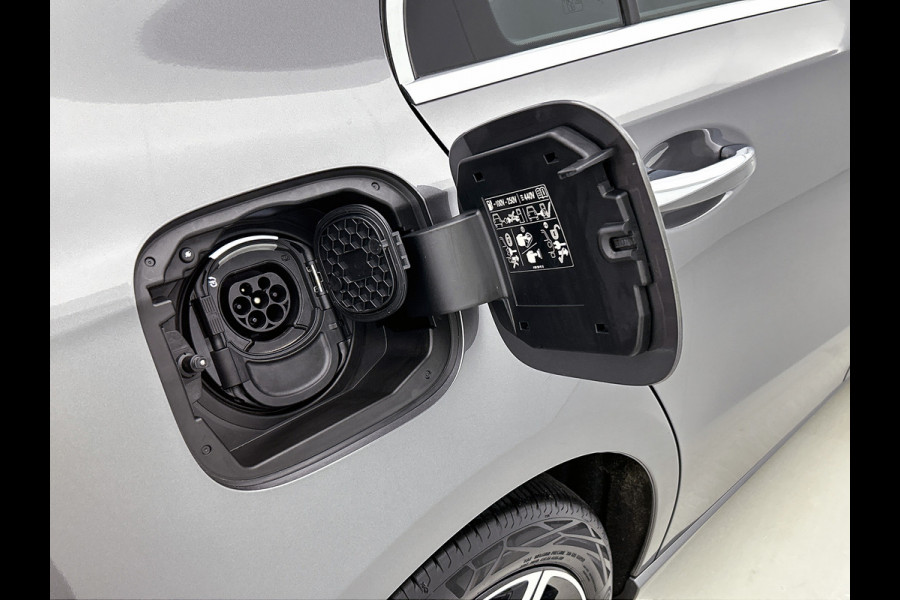 Mercedes-Benz A-Klasse 250 e Premium Plus | Panoramadak | 5 spaaks lichtmetalen velgen | Wide screen | Navigatie | Parking support | Inclusief 24 maanden Mercedes-Benz Certified garantie voor Europa.