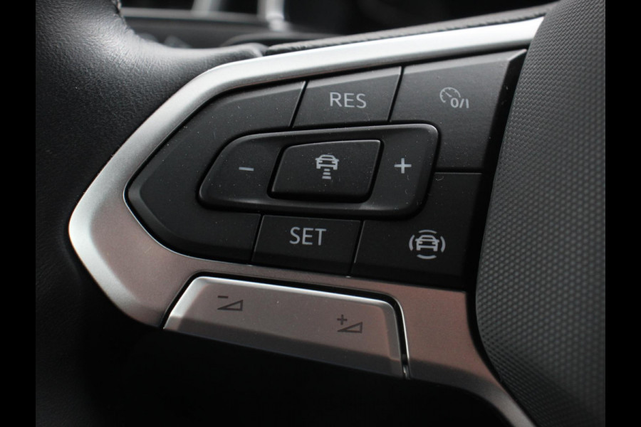 Volkswagen T-Roc 1.5 TSI 150pk Automaat R-Line Digitale Cockpit Climate Control Camera Navigatie Apple Carplay/Android Auto Lichtmetalen Velgen Parkeer sensoren Dab Led Adaptive Cruise Control