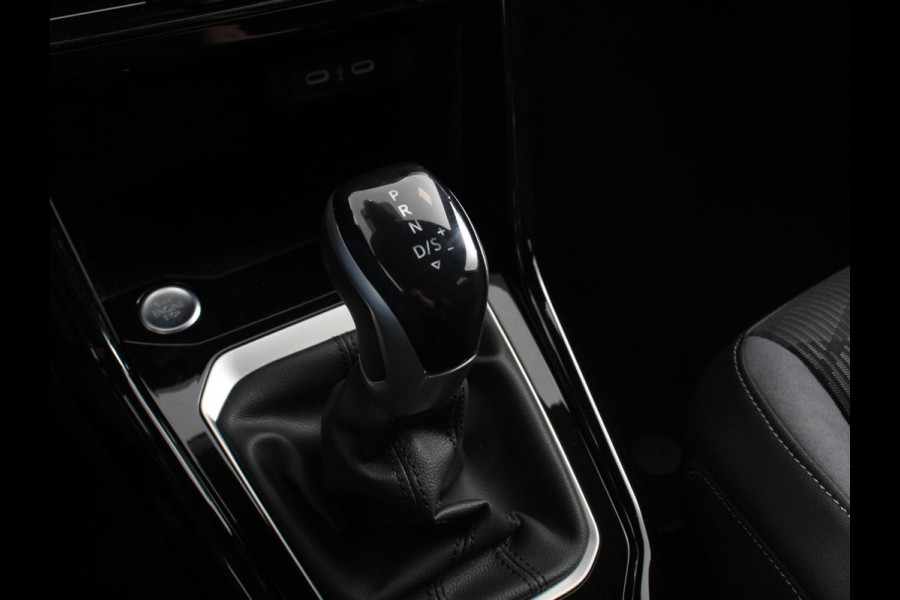 Volkswagen T-Roc 1.5 TSI 150pk Automaat R-Line Digitale Cockpit Climate Control Camera Navigatie Apple Carplay/Android Auto Lichtmetalen Velgen Parkeer sensoren Dab Led Adaptive Cruise Control