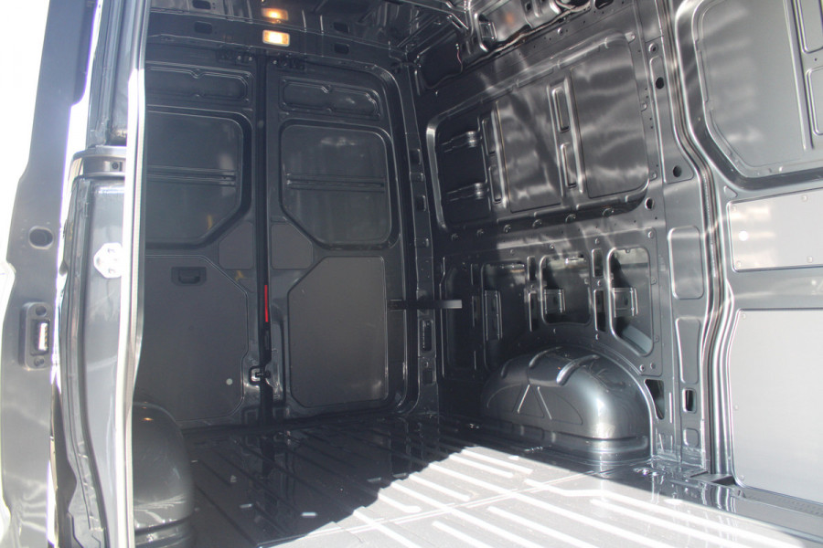 Volkswagen Crafter 35 2.0 TDI L3H3 177pk - Facelift - 2x Schuifdeur - Navigatie - LED - Geveerde stoel - Virtual cockpit - Camera - Trekhaak - Stoe