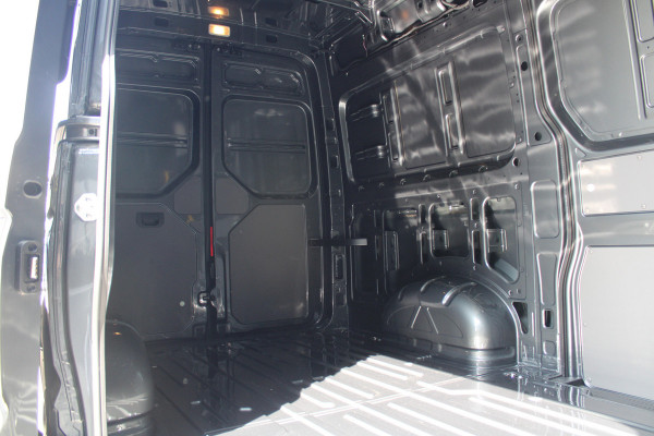 Volkswagen Crafter 35 2.0 TDI L3H3 177pk - Facelift - 2x Schuifdeur - Navigatie - LED - Geveerde stoel - Virtual cockpit - Camera - Trekhaak - Stoe