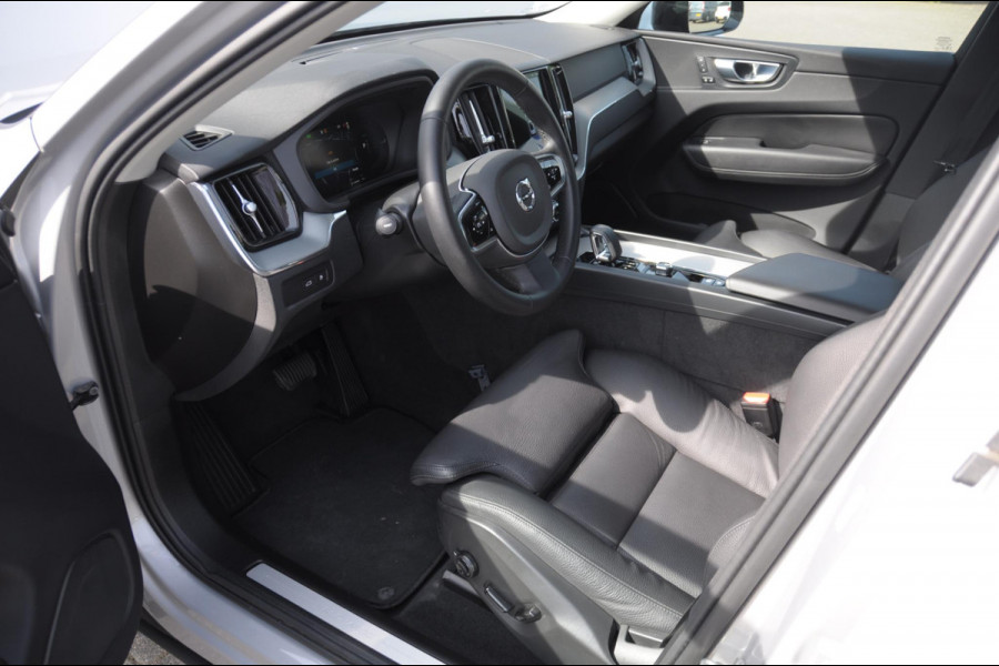 Volvo XC60 T6 350PK Automaat AWD Plus Dark Long range / Trekhaak /Adaptieve cruise control / Panoramadak / Apple carplay / Parkeersensoren met 360 camera / Elektrische achterklep / Elektrische stoelen met geheugen / Stoel en stuurwielverwarming