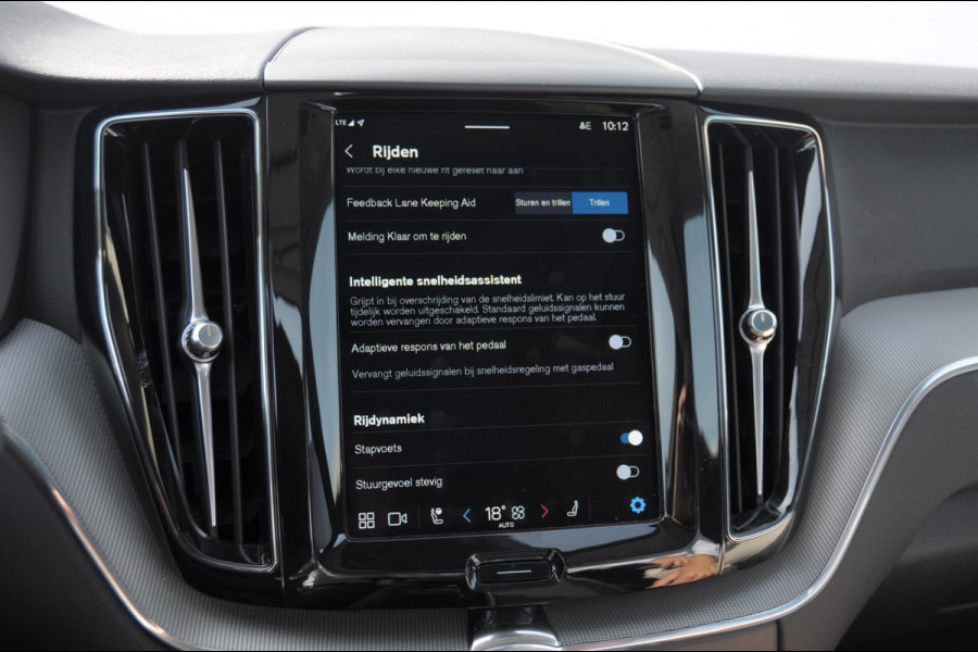 Volvo XC60 T6 350PK Automaat AWD Plus Dark Long range / Trekhaak /Adaptieve cruise control / Panoramadak / Apple carplay / Parkeersensoren met 360 camera / Elektrische achterklep / Elektrische stoelen met geheugen / Stoel en stuurwielverwarming