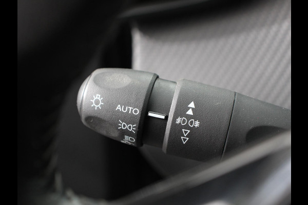 Peugeot e-2008 EV Allure 50 kWh Climate control Navigatie Cruise control LED Parkeersensoren voor + achter Apple Carplay/ Android Auto