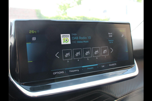 Peugeot e-2008 EV Allure 50 kWh Climate control Navigatie Cruise control LED Parkeersensoren voor + achter Apple Carplay/ Android Auto