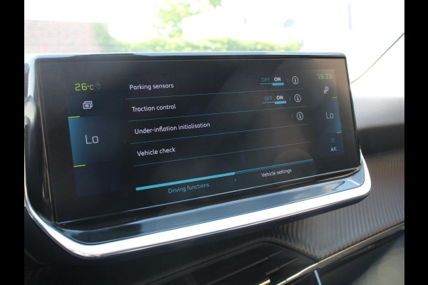 Peugeot e-2008 EV Allure 50 kWh Climate control Navigatie Cruise control LED Parkeersensoren voor + achter Apple Carplay/ Android Auto